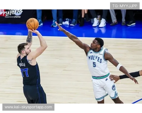 东契奇后撤三分出手命中，独行侠再度反超